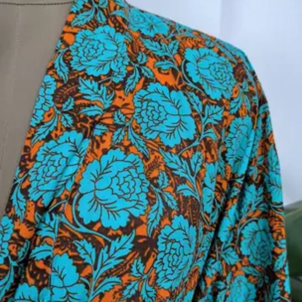 NEW SILK ROBE - Picture 3 of 7